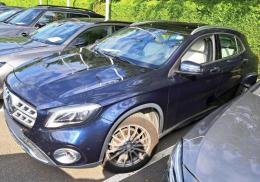 Mercedes GLA 180 D Pano LED-Xenon Command Navi Sport-Leather KeylessGo Klima PDC ...