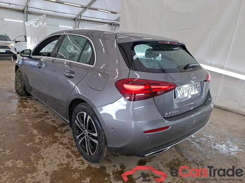 Mercedes A 250 e Business Line 8G-DCT MERCEDES-BENZ Classe A Compact / 2022 / 5P / Berline A 250 e Business Line 8G-DCT #2