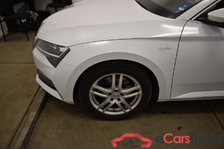 Skoda Superb Wagon ´15 Superb Combi L&K 4x4 2.0 TDI 147KW AT7 E6d #5