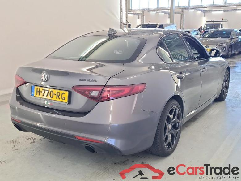 AlfaRomeo Giulia '16 Alfa Romeo Giulia 2.0 GME 200pk auto 4d #2