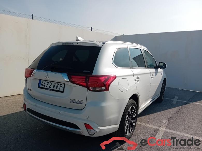 Mitsubishi 2.0 PHEV Kaiteki Auto 4WD MITSUBISHI OUTLANDER 5p 3G todoterreno 2.0 PHEV Kaiteki Auto 4WD #2