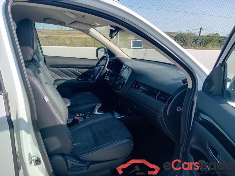 Mitsubishi 2.0 PHEV Kaiteki Auto 4WD MITSUBISHI OUTLANDER 5p 3G todoterreno 2.0 PHEV Kaiteki Auto 4WD #6