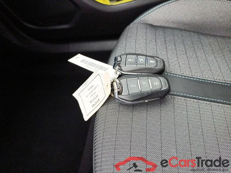 PEUGEOT E-2008 50 kWh Allure 5d #4