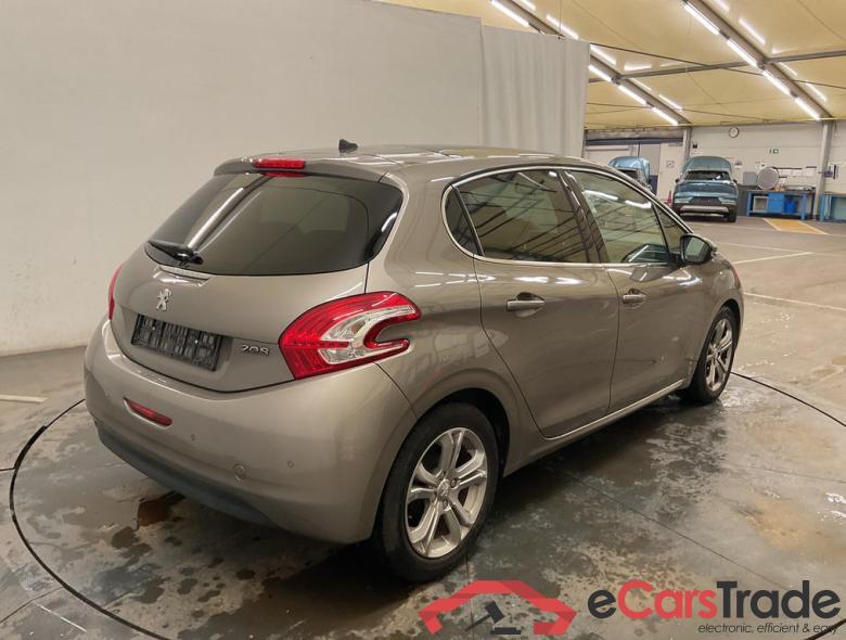 PEUGEOT 208 1.2i Allure #2