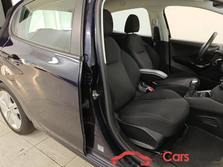 Peugeot 208 Signature 1.2 PureTech 82 5d #3