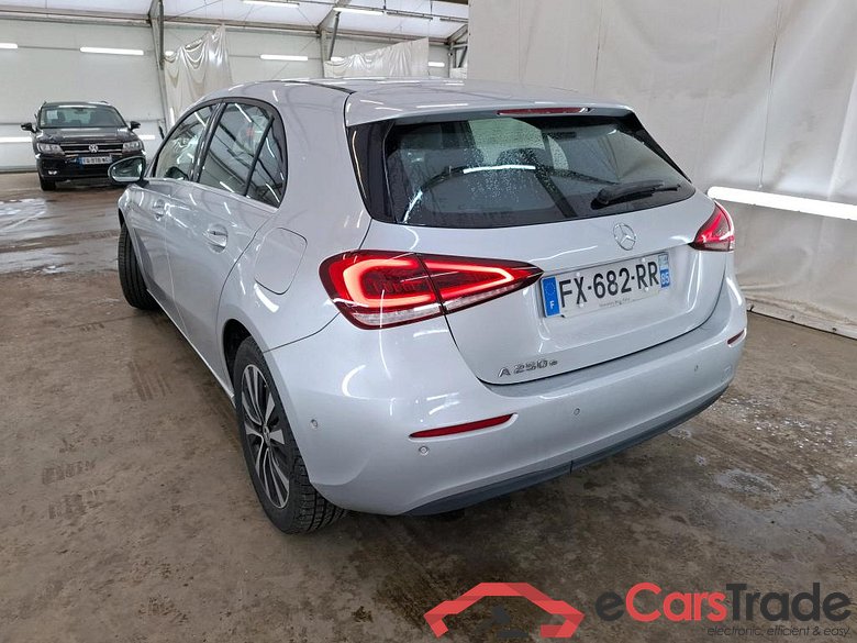 MERCEDES BENZ Classe A Compact 2018 5P Berline A 250 e Business Line 8GDCT #2