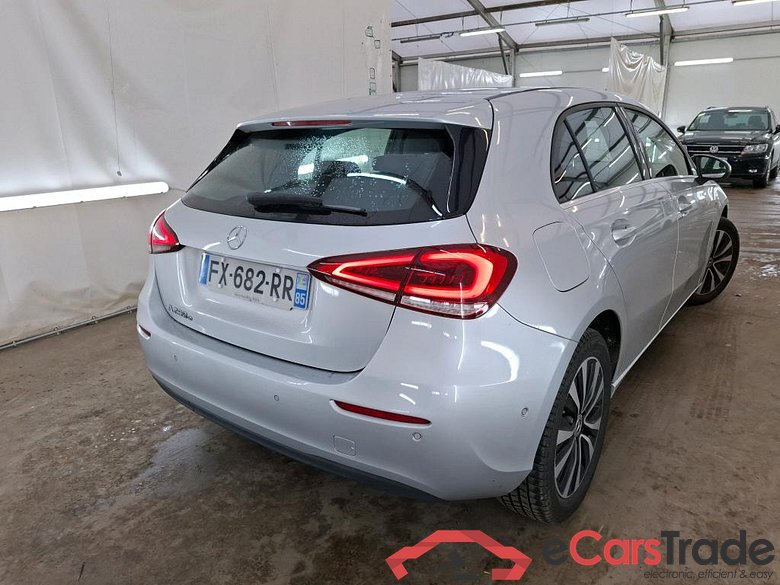 MERCEDES BENZ Classe A Compact 2018 5P Berline A 250 e Business Line 8GDCT #3