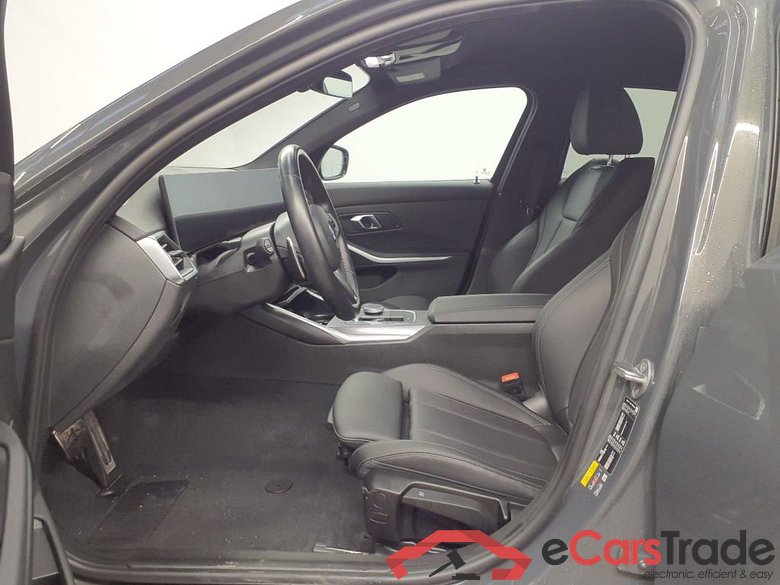 BMW 3 - 2022 320eA PHEV 4d #3