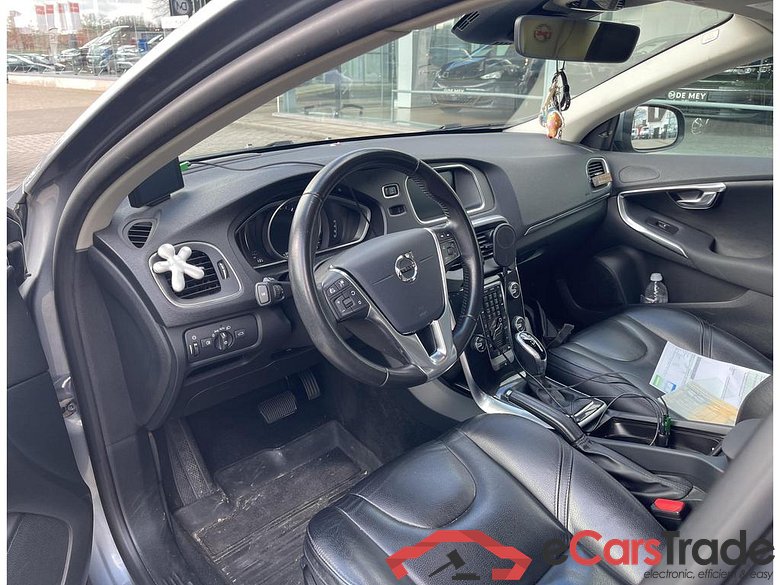 VOLVO V40 1.5 T3 Momentum Geartronic #6