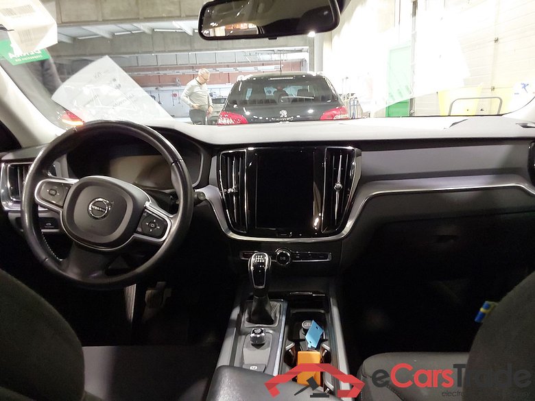 VOLVO V60 2.0 D3 MOMENTUM CORE #6