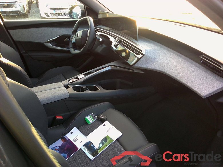 Peugeot 5008 Allure Hybrid 136 e-DCS6 (1.2L 3-cyl mild-hybrid) #3