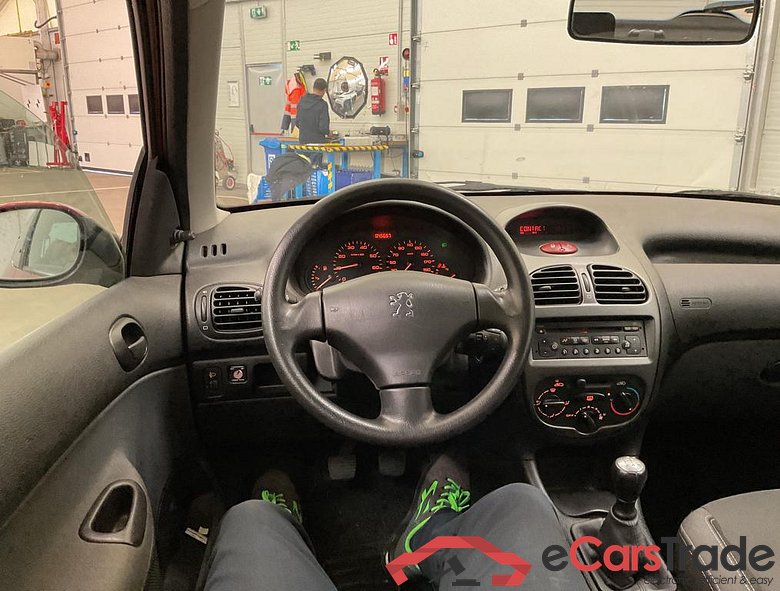 PEUGEOT 206 Phase 2 1.4i Urban #4