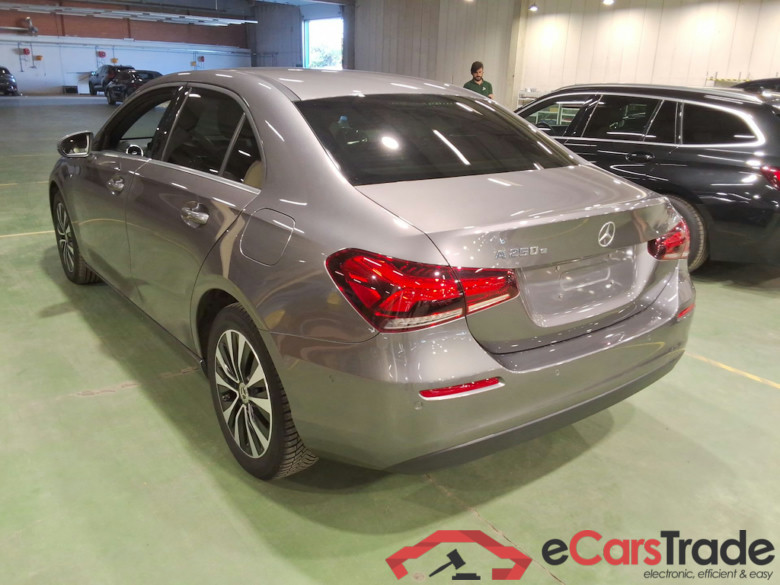Mercedes A 250e Plug-In Hybrid Aut. LED Widescreen Navi 1/2 Sport-Leather KeylessGo Camera Klima PDC ... #4