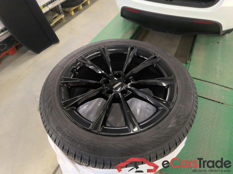Tesla Model Y Long-Range AWD #5