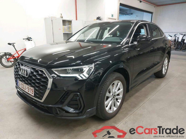 AUDI - AUD Q3 SB 45 TFSI e 245PK S-Tronic Pack Platinum With Heated Seats & LED & Rear Camera & Adaptive Cruise Control  * HYBRID *