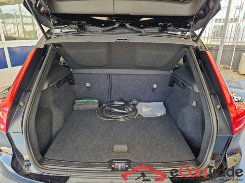 VOLVO XC40 / 2021 / 5P / SUV T4 Recharge Plug-in auto Essential #5