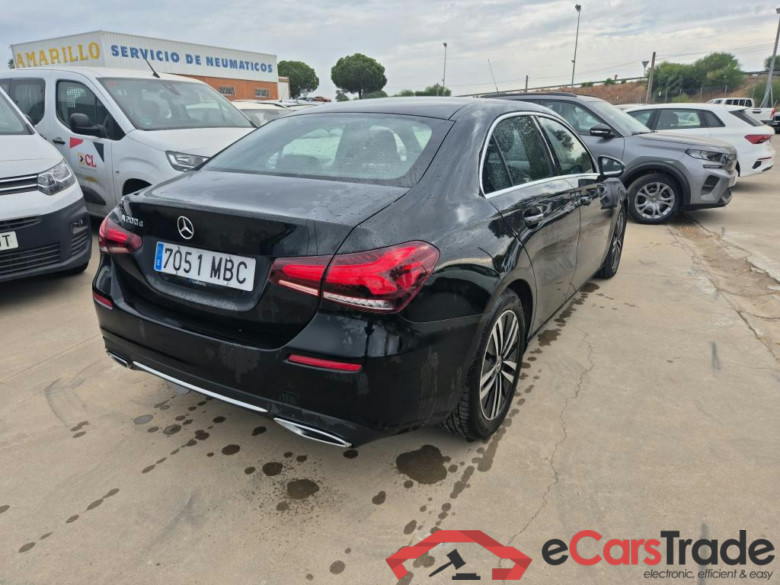 MERCEDES-BENZ Clase A / 2018 / 4P / sedán Sedán A 200 d #2